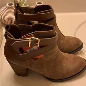 Mossimo Keagan Cognac Cut Out Booties 7.5 New
